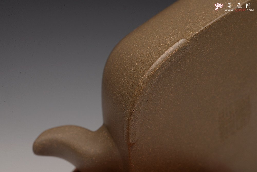 紫砂壶图片：陶刻实力派赵辉装饰  稳重大气 全手墩方 何卫枫经典代表作 做工精致 - 美壶网