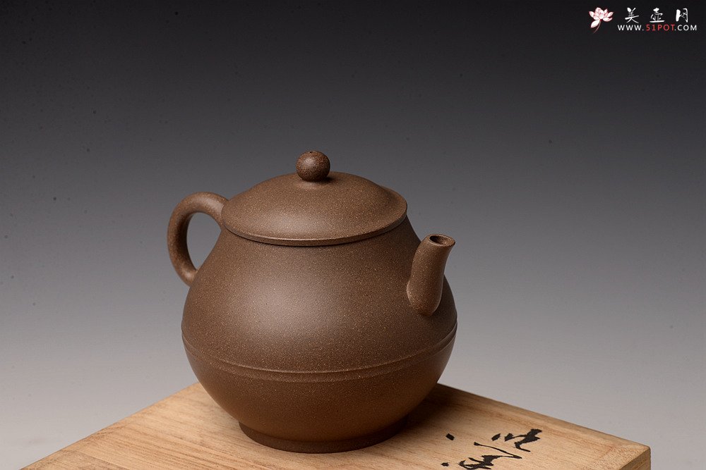 紫砂壶图片：钱林芳全手作品 汉隐壶 优质青灰泥 韵味独特 饱满俊雅 - 美壶网