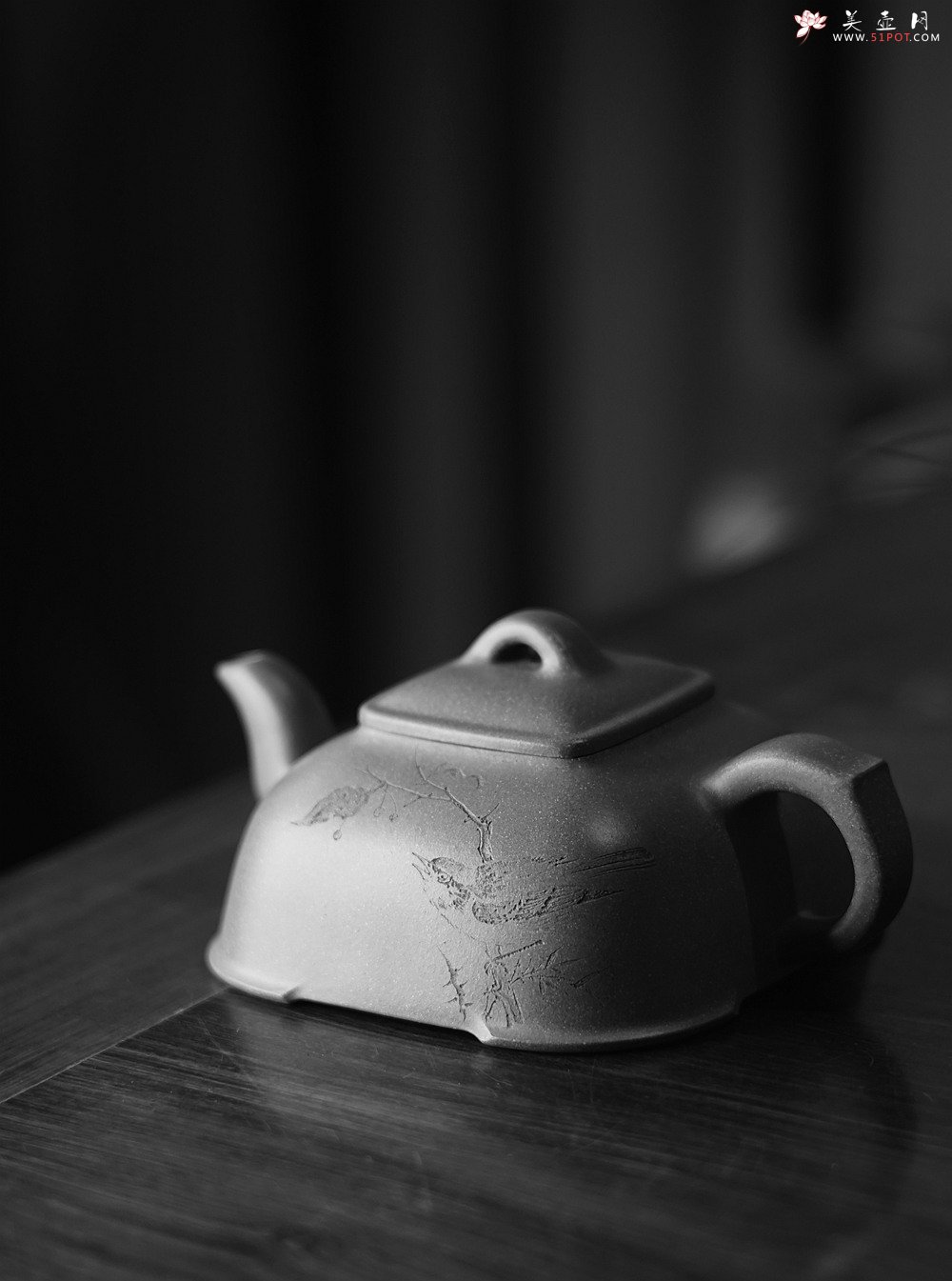 紫砂壶图片：陶刻实力派赵辉装饰  稳重大气 全手墩方 何卫枫经典代表作 做工精致 - 美壶网