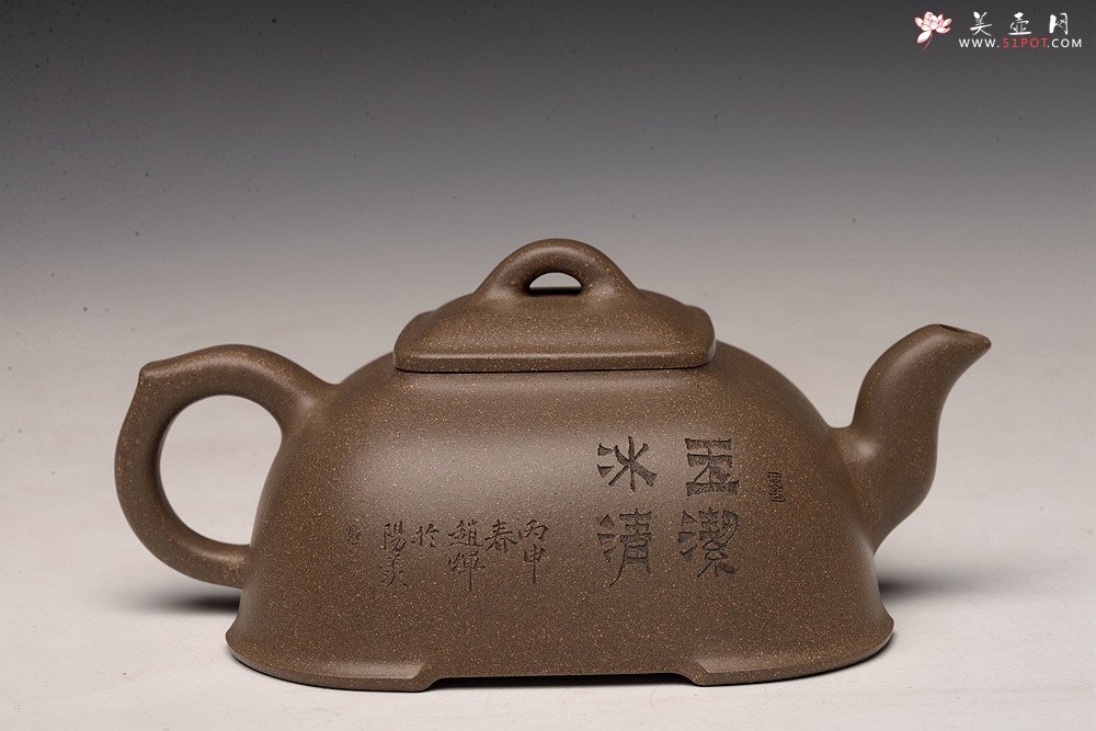 紫砂壶图片：陶刻实力派赵辉装饰  稳重大气 全手墩方 何卫枫经典代表作 做工精致 - 美壶网