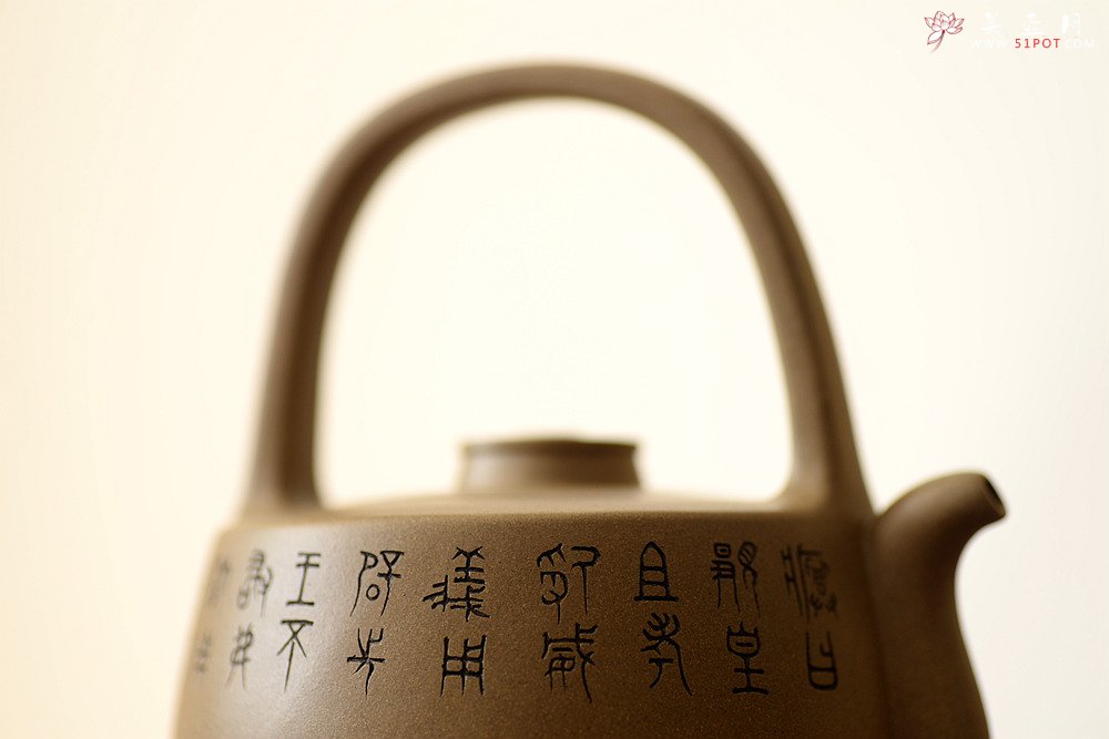 紫砂壶图片：钱琴芳全手作品 国师和石装饰  大石鼓提梁 文气十足 - 美壶网