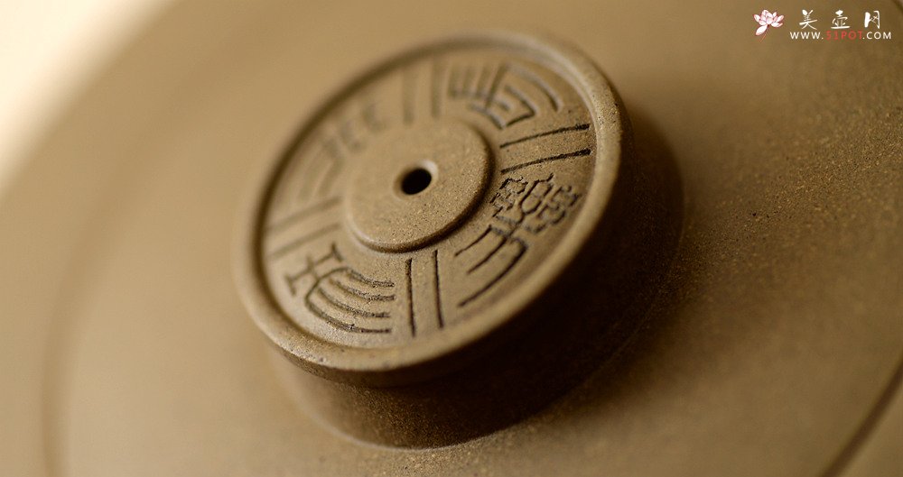 紫砂壶图片：钱琴芳全手作品 国师和石装饰  大石鼓提梁 文气十足 - 美壶网