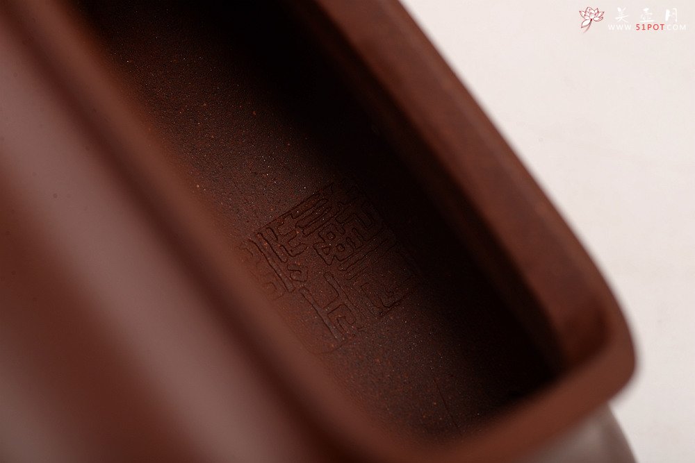 紫砂壶图片：何卫枫全手新品  型正耐品~ 原矿底槽青  全手虚扁四方  - 美壶网