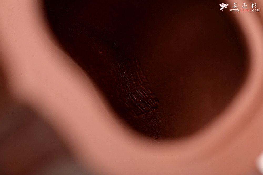 紫砂壶图片：单志萍丙申春精品 雄厚老辣 进步明显 全手混方梅桩 立体贴花 - 美壶网