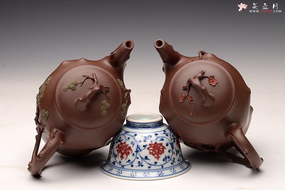 紫砂壶图片： 苍劲之意 古拙之风 单志萍松梅对桩 经典花货题材 - 美壶网