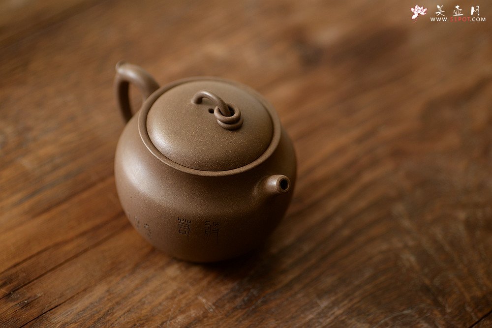 紫砂壶图片：造型新颖 耐品可人 全手青段禅钟 国师和石装饰 - 美壶网