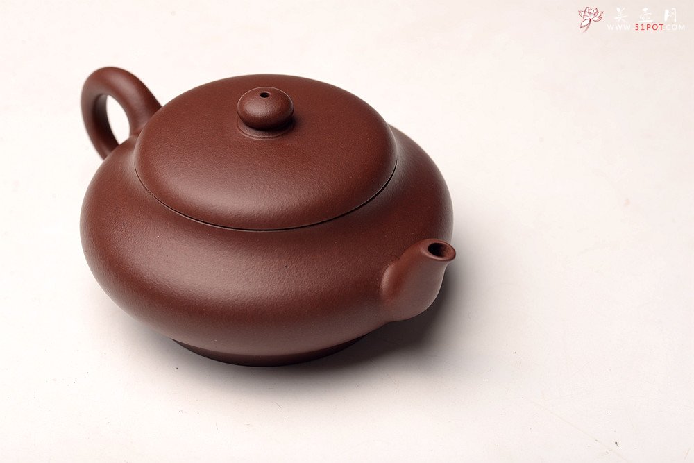 紫砂壶图片：邵春良近作  光素经典 传统全手技法 上下均刹凹 扁灯 优质老清水 - 美壶网