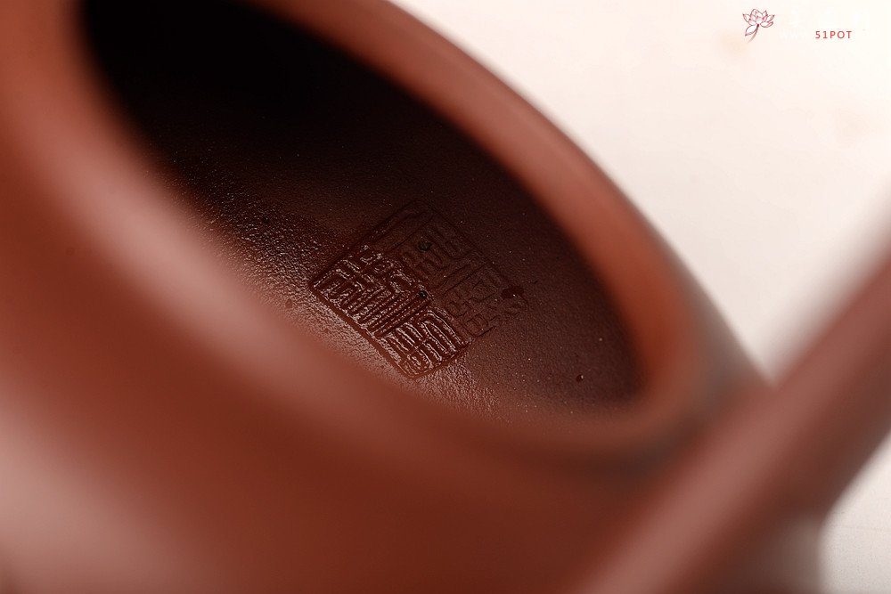 紫砂壶图片：储俊伟丙申夏全手精品 大气磅礴 四号井底槽青 摹古太湖石提梁 - 美壶网