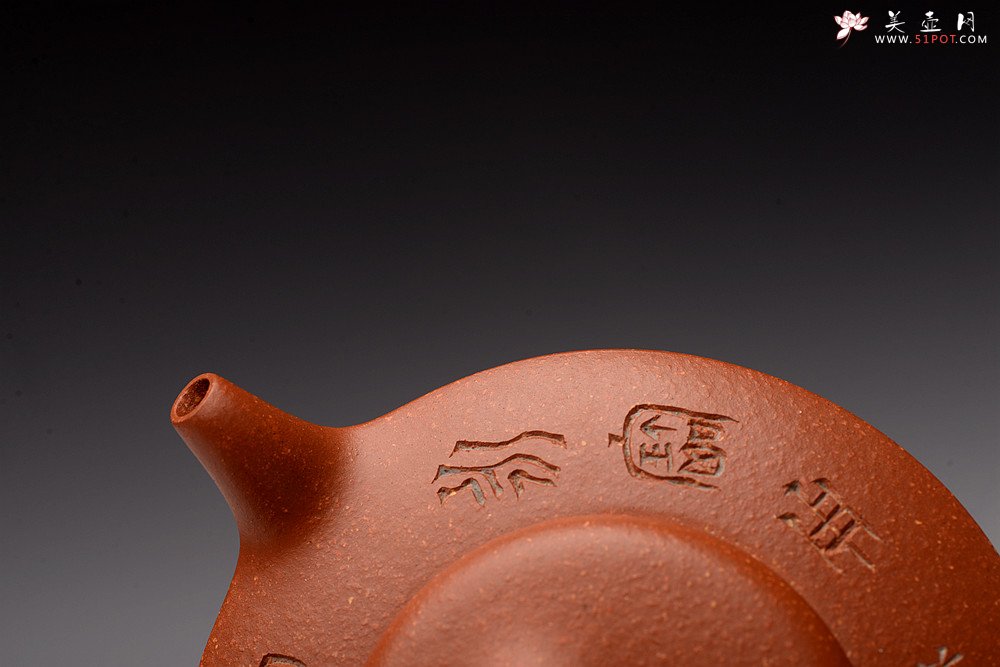 紫砂壶图片：曲峰丙申夏 摹古之作 陶兴双刀装饰 优质降坡泥 扁石 大口实用 - 美壶网