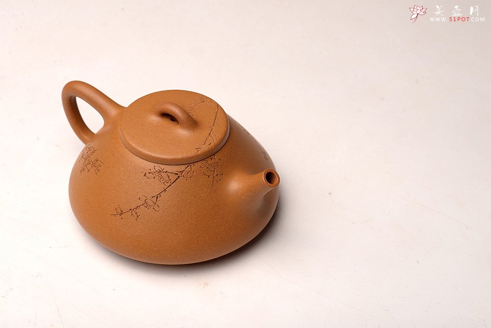 紫砂壶图片：优质黄金段 周路健全手作品 器形端正~ 骨肉均挺 子冶石瓢 陆逸舟刻梅~ - 美壶网