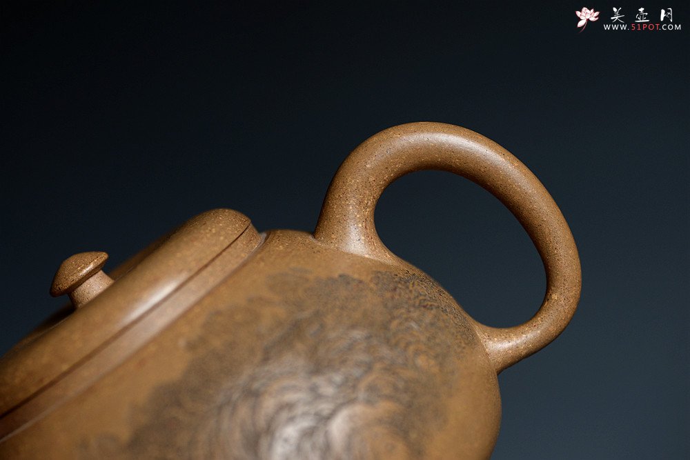 紫砂壶图片：摹古明式 优质老段泥 文气十足 细刻通景山水之全手圆韵 - 美壶网