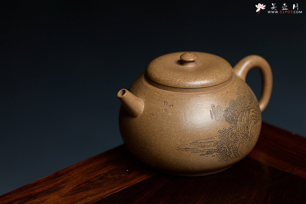 紫砂壶图片：摹古明式 优质老段泥 文气十足 细刻通景山水之全手圆韵 - 美壶网