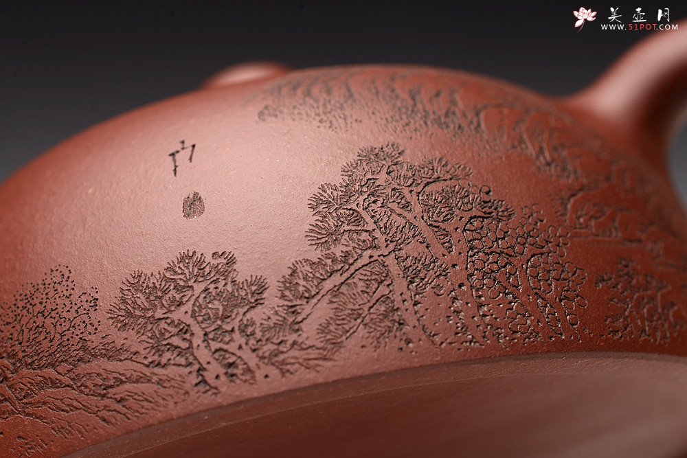 紫砂壶图片：优质底料 李彦雄通景山水 经典作品 全手大半月 大气 - 美壶网