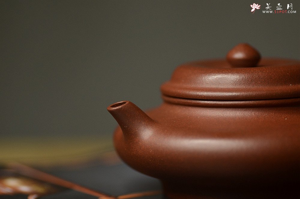 紫砂壶图片：美壶特惠 泓渝山房新品 小虚扁 文雅秀气 传统实用 - 美壶网