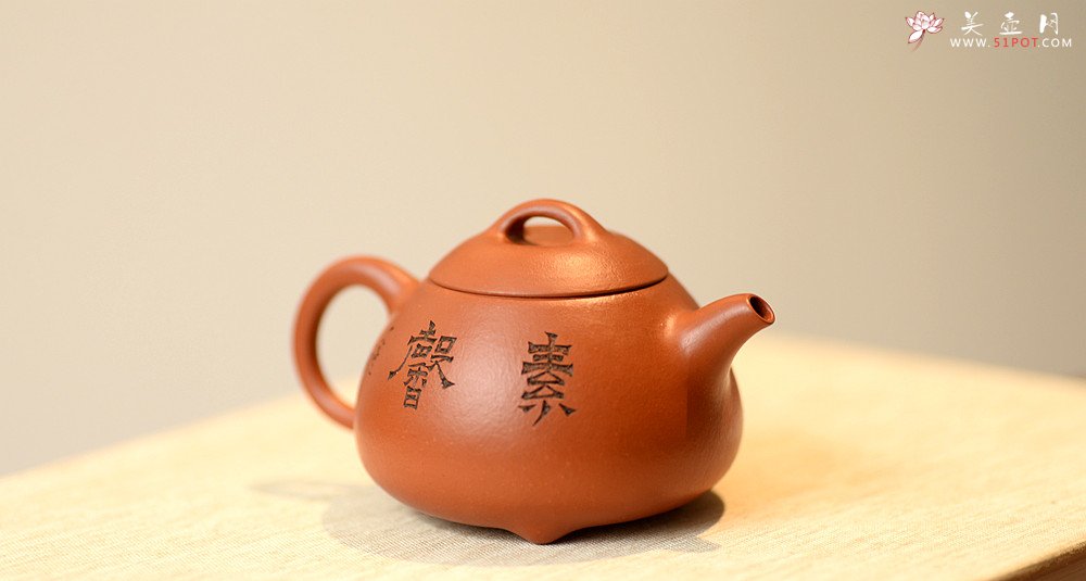 紫砂壶图片：徐亚春丙申夏全手新作 出水暴爽 颇具玩味~ 玉成窑风格小瓢  陆逸舟双刀装饰 - 美壶网