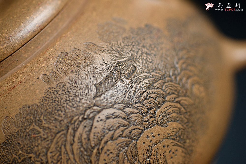 紫砂壶图片：摹古明式 优质老段泥 文气十足 细刻通景山水之全手圆韵 - 美壶网