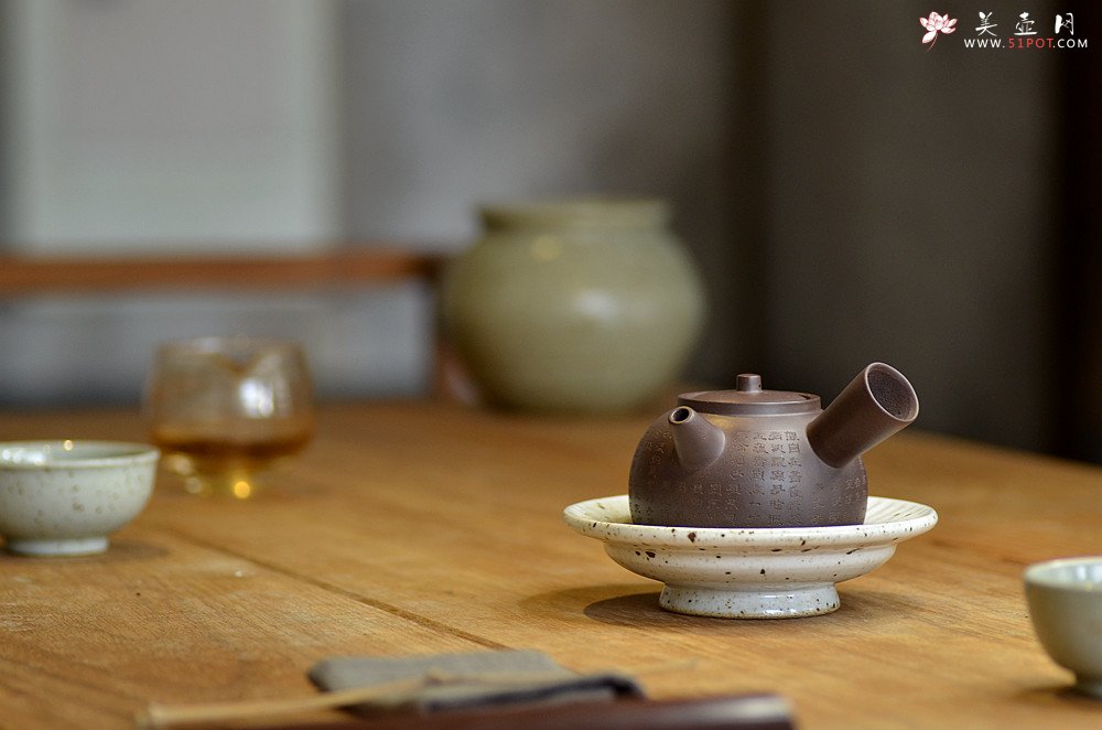 紫砂壶图片：泓渝山房 煮茶品茗 玩味侧把巨轮 茶人风情~ 电陶炉烧水 - 美壶网