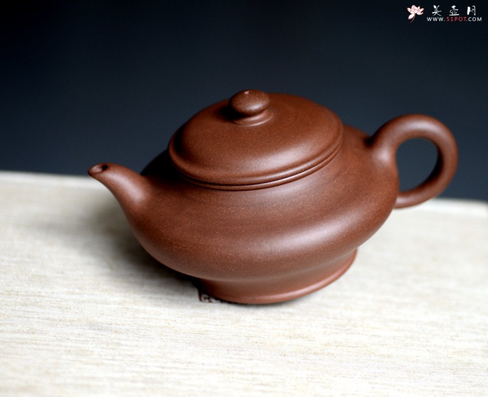 紫砂壶图片：线条流畅 实用经典 文气之作  虚扁 - 美壶网