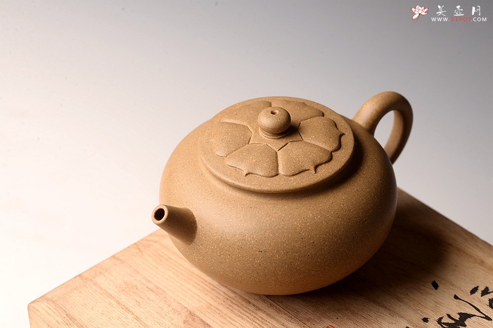 紫砂壶图片：储亚丙申秋全手新作 莲意 盖面花瓣亦全手贴制 大口实用 - 美壶网