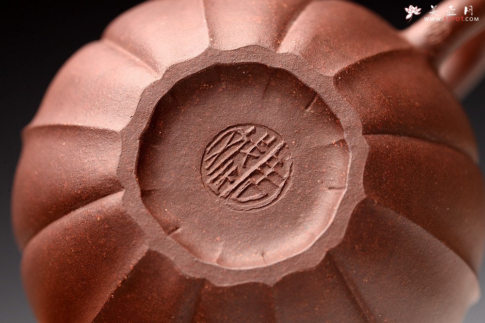 紫砂壶图片：周斌丙申秋全手演绎筋囊器 银台醉客 颇具难度 线条流畅 - 美壶网