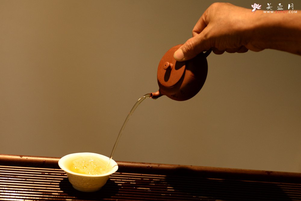 紫砂壶图片：美壶特惠 温文尔雅 大方实用 饮乐 型制耐品 出水暴爽 - 美壶网