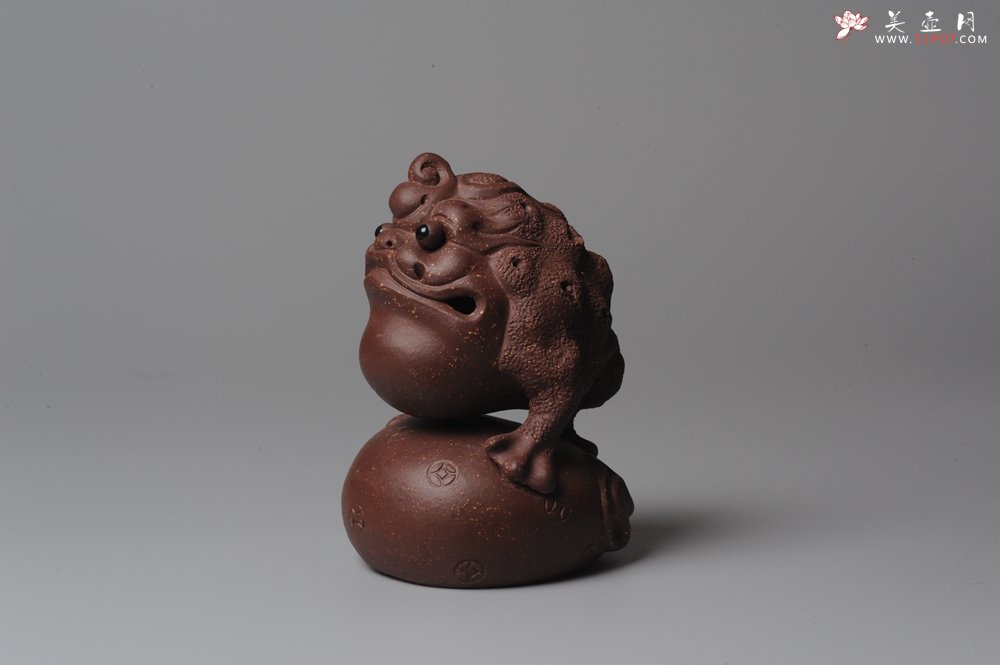 紫砂壶图片：风火金蟾紫砂茶宠 脚踏财袋~ 气势逼真 - 美壶网