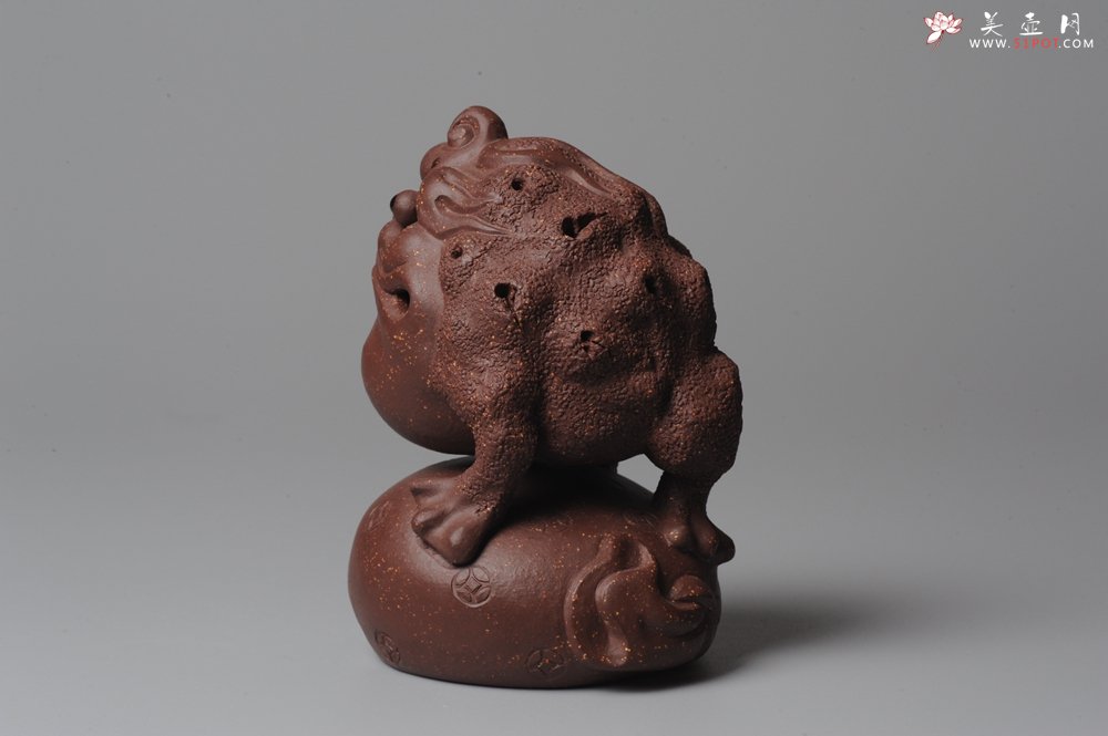 紫砂壶图片：风火金蟾紫砂茶宠 脚踏财袋~ 气势逼真 - 美壶网