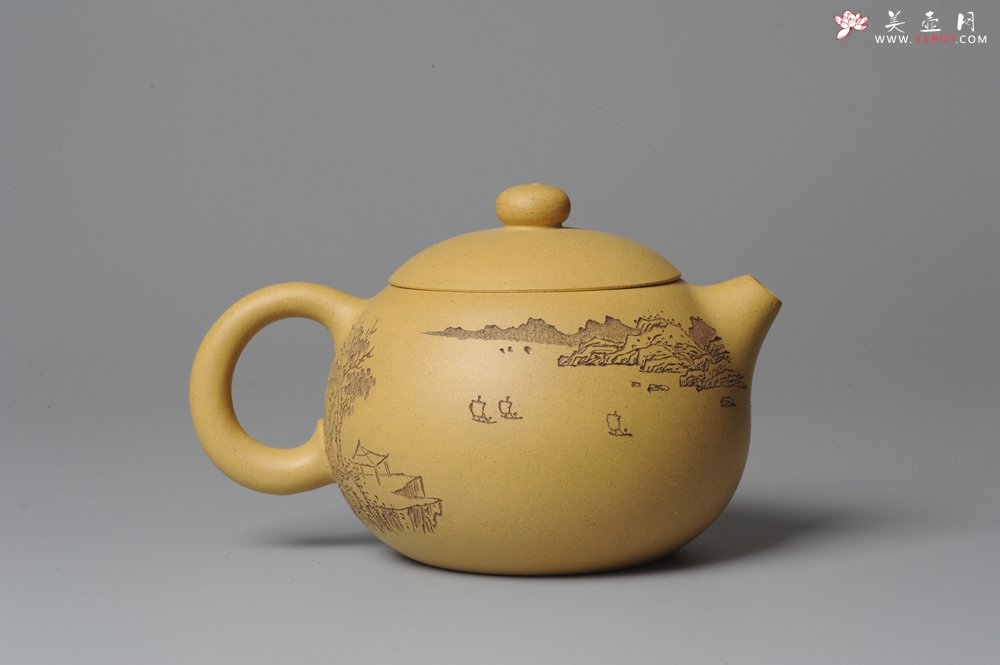 紫砂壶图片：助工袁德波精心装饰通景山水 双助工联袂西施壶 - 美壶网