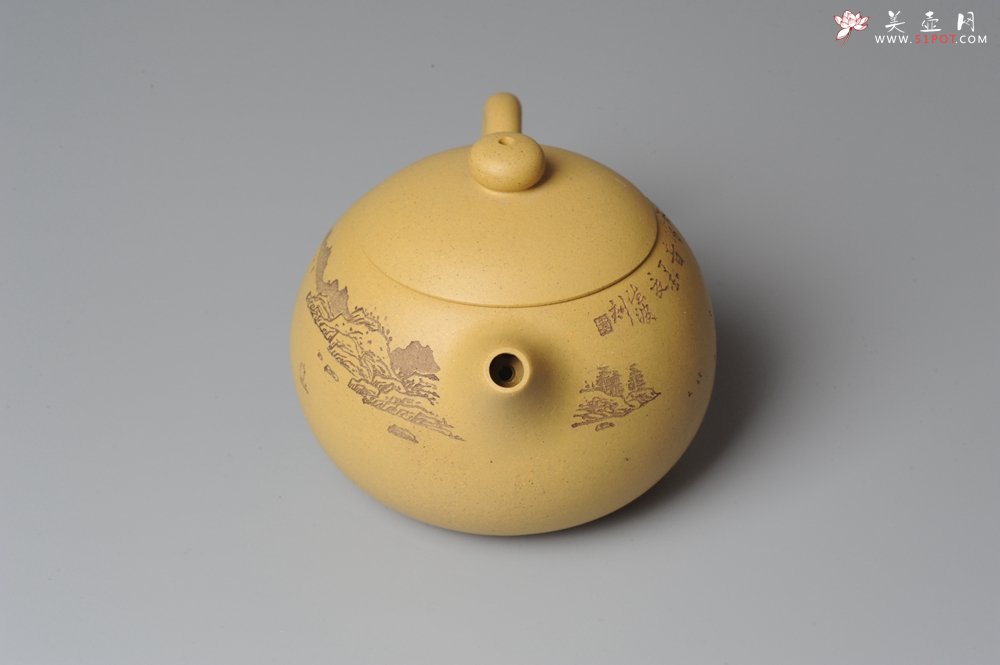 紫砂壶图片：助工袁德波精心装饰通景山水 双助工联袂西施壶 - 美壶网