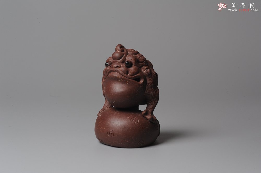 紫砂壶图片：风火金蟾紫砂茶宠 脚踏财袋~ 气势逼真 - 美壶网