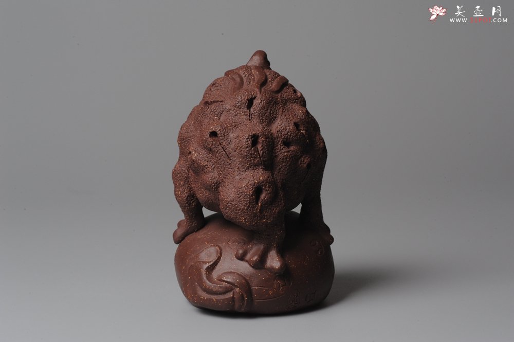 紫砂壶图片：风火金蟾紫砂茶宠 脚踏财袋~ 气势逼真 - 美壶网