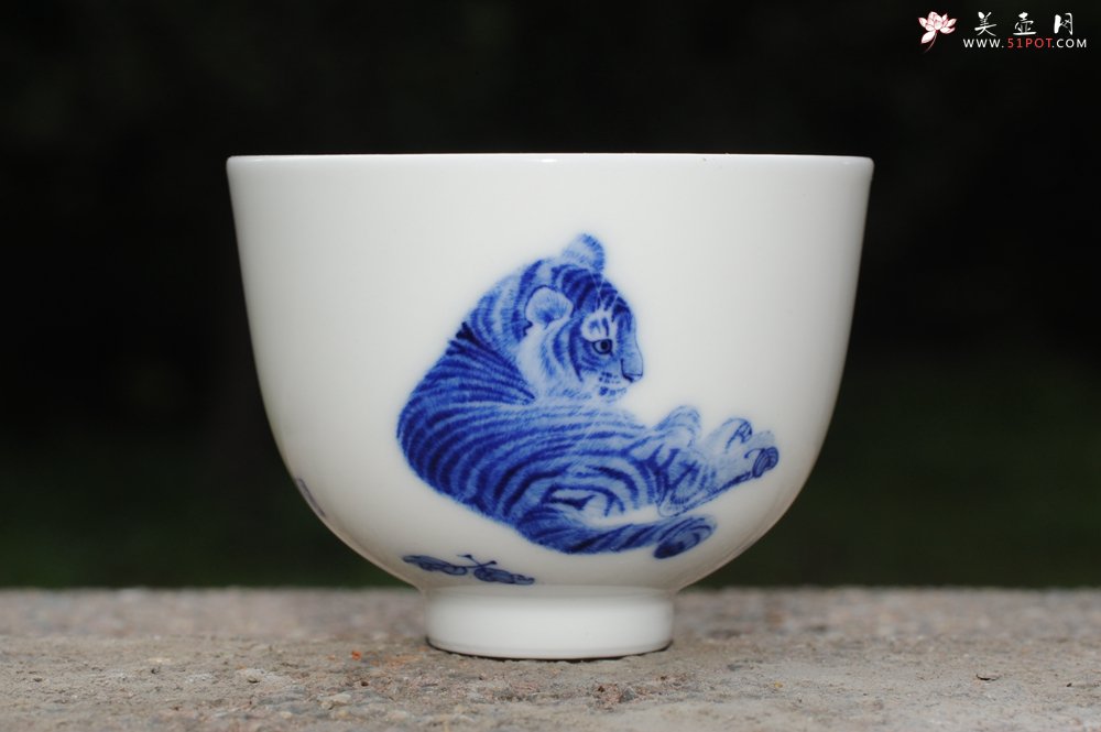紫砂壶图片：生肖虎 景德镇全手工手绘青花主人杯  - 美壶网