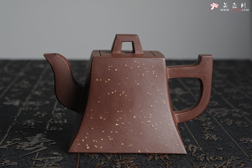 紫砂壶图片：美壶特惠 全手工四方镶制铺砂方钟 一气呵成 口盖完美无暇 未整过口 不露砂 - 美壶网