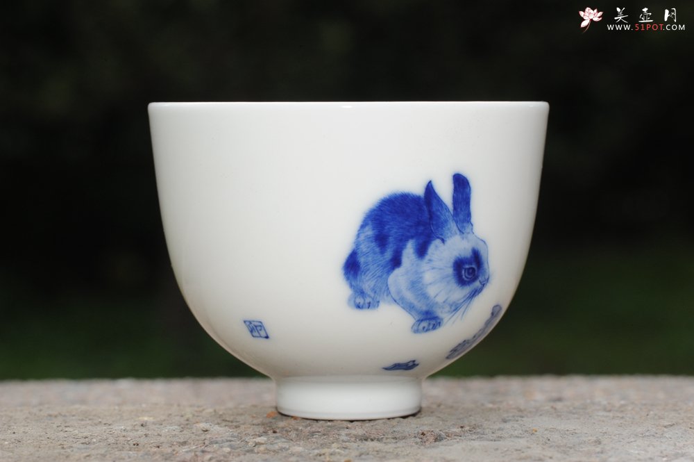 紫砂壶图片：生肖兔 景德镇全手工手绘青花主人杯 - 美壶网
