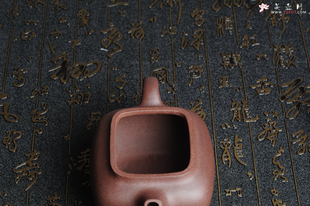 紫砂壶图片：优质紫泥 美壶特惠小四方 泥料油润 一捺底 - 美壶网