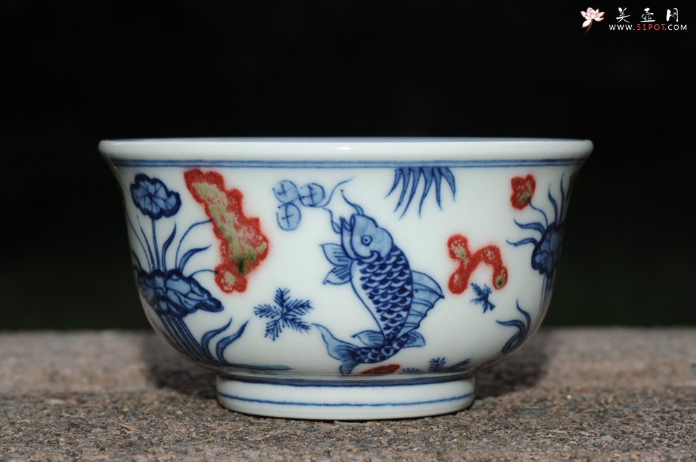 紫砂壶图片：青花釉里红鱼藻纹压手杯 景德镇主人杯  - 美壶网