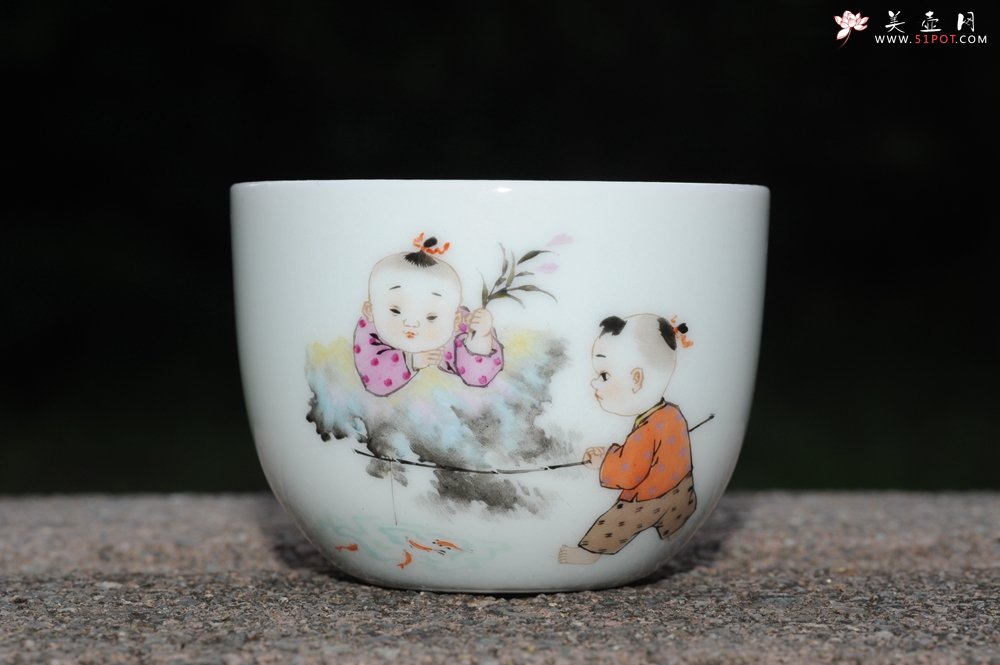 紫砂壶图片：彩绘 童子钓鱼杯 栩栩如生 景德镇主人杯 - 美壶网