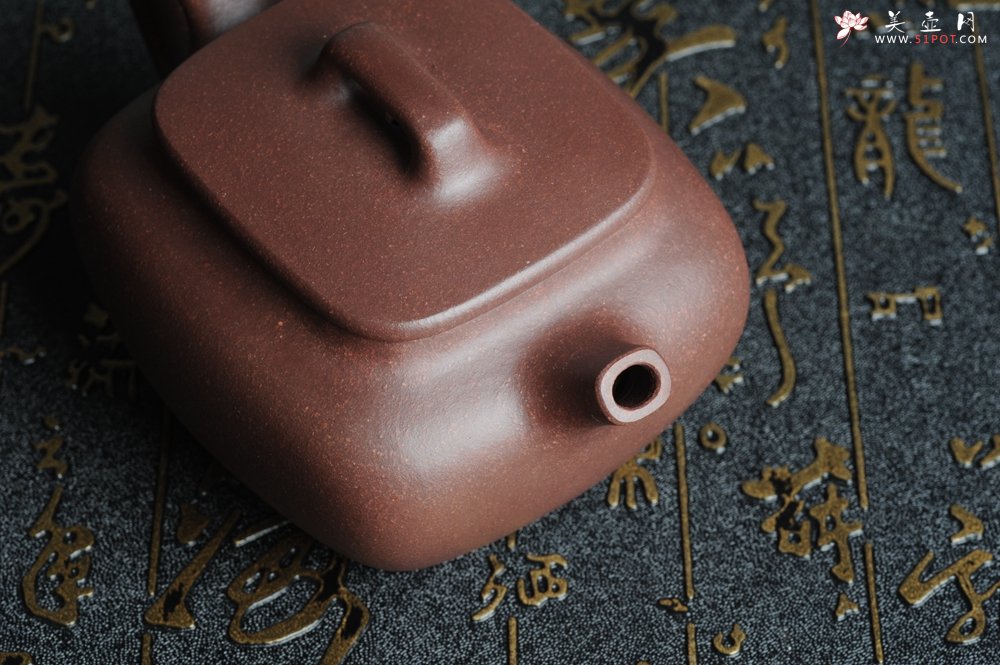 紫砂壶图片：优质紫泥 美壶特惠小四方 泥料油润 一捺底 - 美壶网