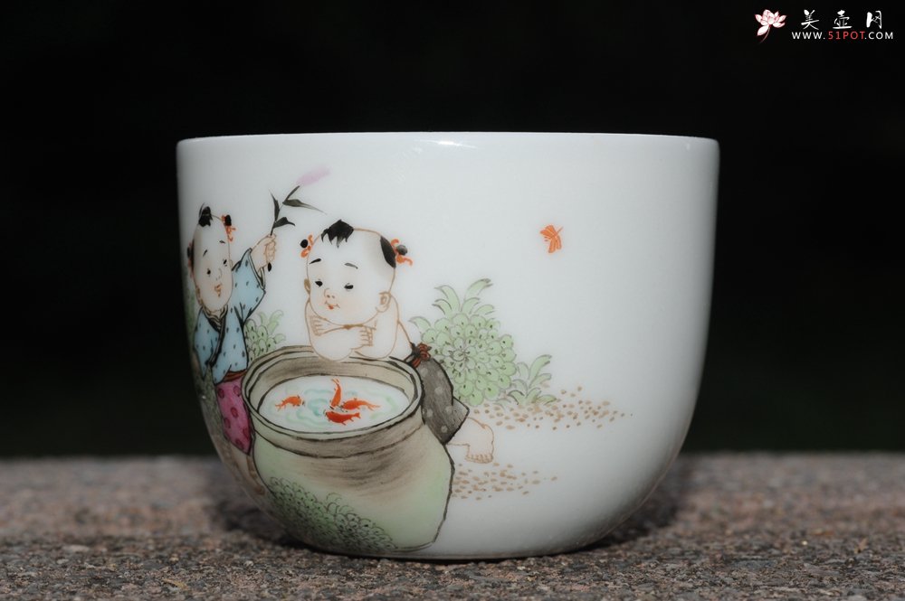 紫砂壶图片：双童子赏鱼 景德镇主人杯 - 美壶网