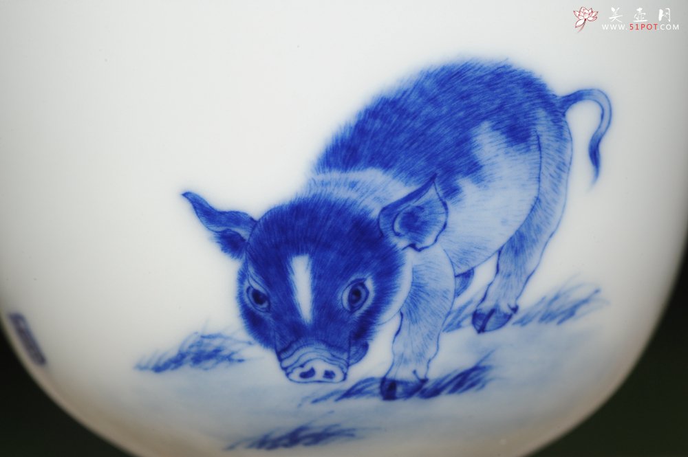 紫砂壶图片：生肖猪 景德镇全手工手绘青花主人杯 - 美壶网