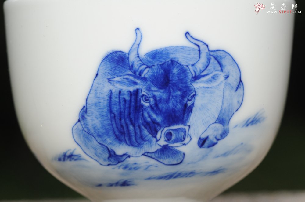 紫砂壶图片：生肖牛 景德镇全手工手绘青花主人杯 - 美壶网