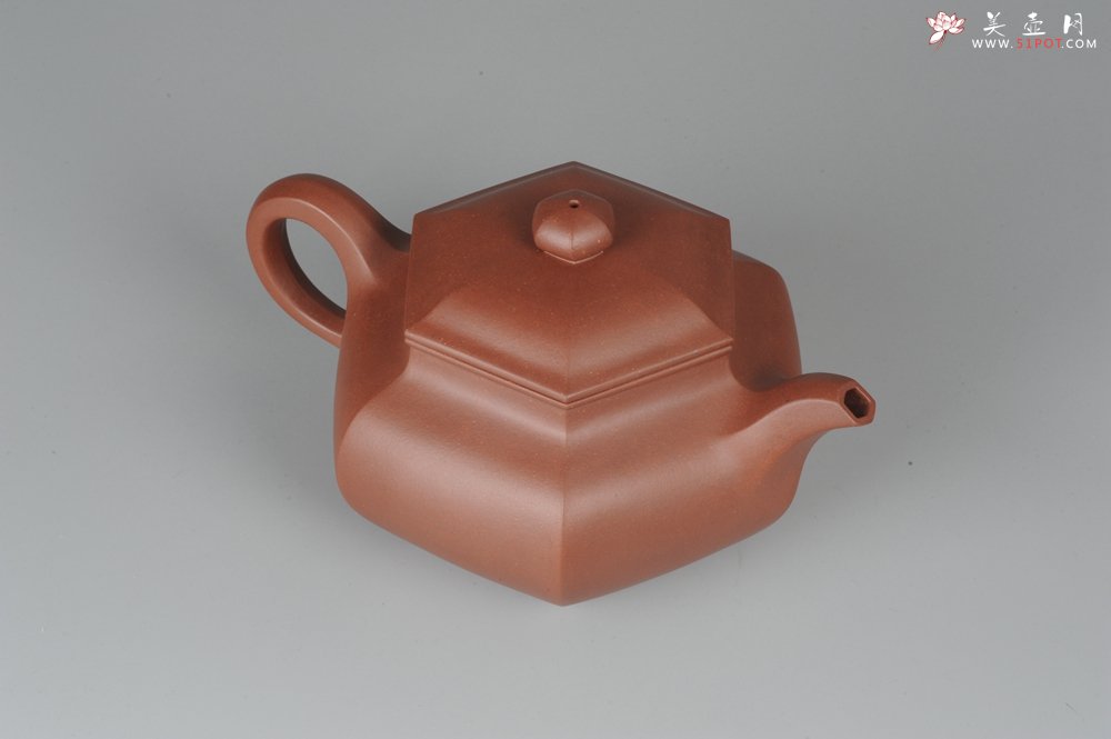 紫砂壶图片：气势磅礴 线面挺括平正 全手工六方仿古壶 - 美壶网