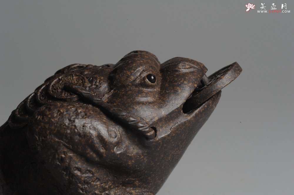 紫砂壶图片：美宠双节特惠 肌理丰富 古铜泥小金蟾茶宠 口吐金钱 招财宝 - 美壶网