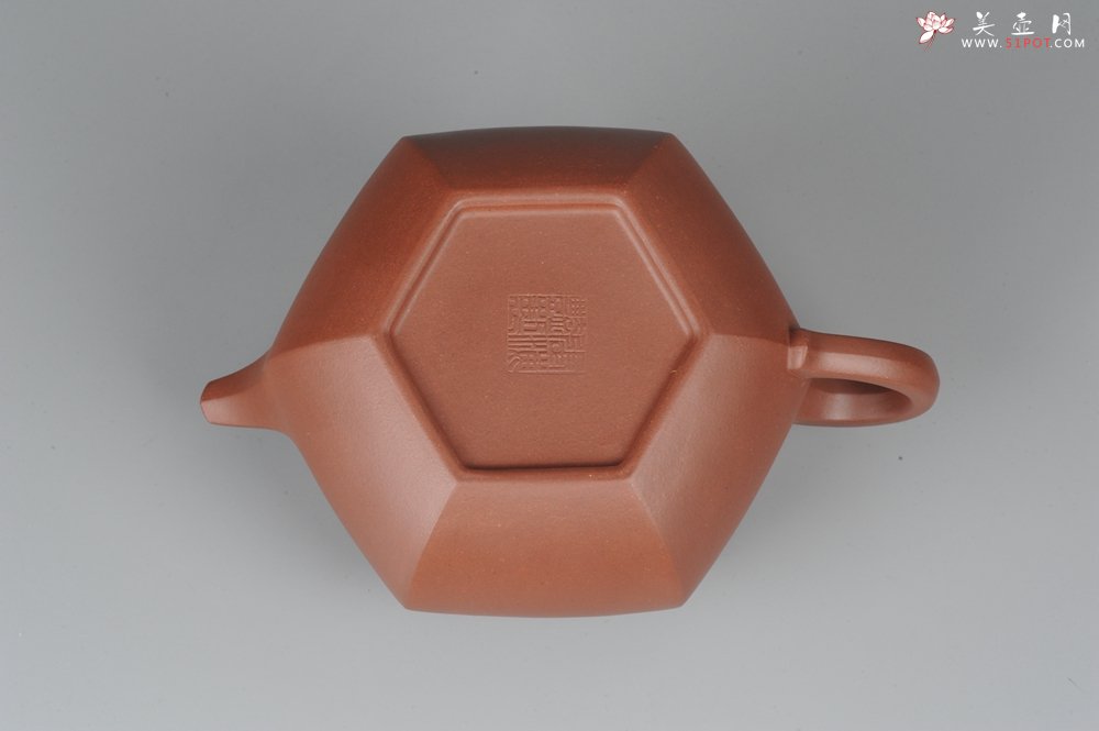 紫砂壶图片：气势磅礴 线面挺括平正 全手工六方仿古壶 - 美壶网