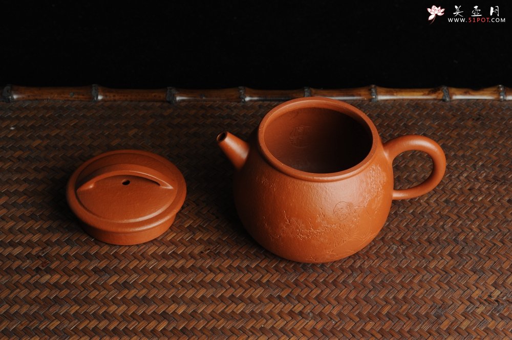 紫砂壶图片：优质赵庄朱泥全手工汉瓦 方健双刀文气装饰悟道罗汉图 - 美壶网