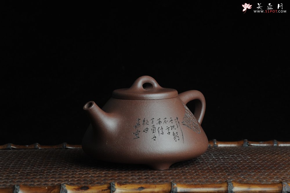 紫砂壶图片：优质紫泥 全手工摹古子冶石瓢 骨肉匀挺 桑宝安高徒孙嘉宜文气装饰 行之以躬 不言而信 - 美壶网