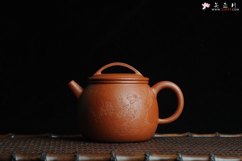 紫砂壶图片：优质赵庄朱泥全手工汉瓦 方健双刀文气装饰悟道罗汉图 - 美壶网