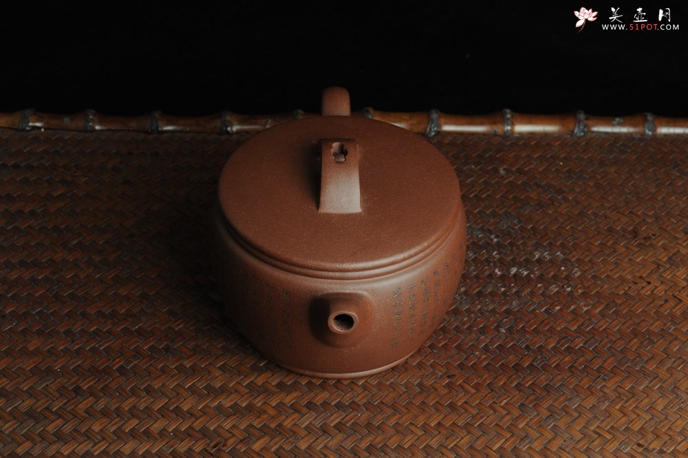 紫砂壶图片：美壶特惠 优质紫泥心经汉瓦 陈俊儒精心装饰 文气十足 - 美壶网