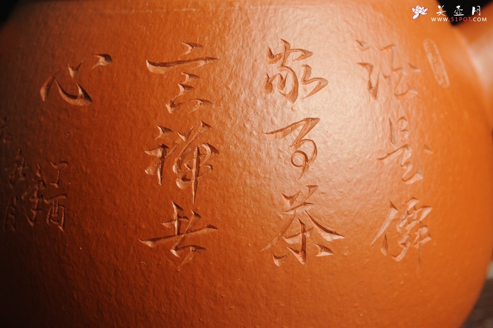 紫砂壶图片：优质赵庄朱泥全手工汉瓦 方健双刀文气装饰静心罗汉图 - 美壶网