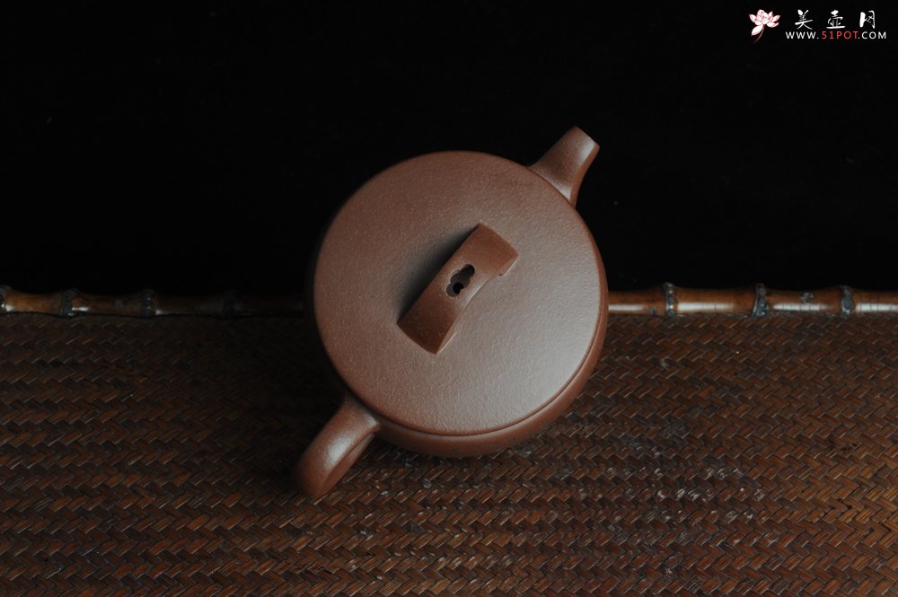 紫砂壶图片：美壶特惠 优质紫泥心经汉瓦 陈俊儒精心装饰 文气十足 - 美壶网